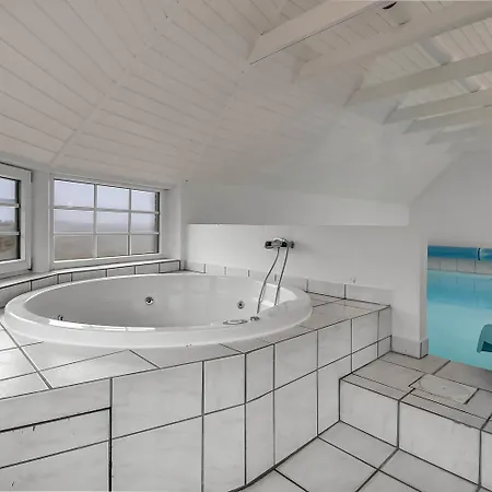 Σπίτι διακοπών Fantastisk Strataekt Med Pool Sj450
