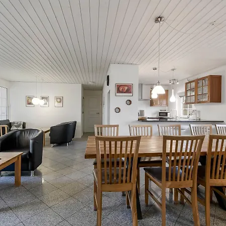 Fantastisk Stråtækt Med Pool Sj450 * Harboør