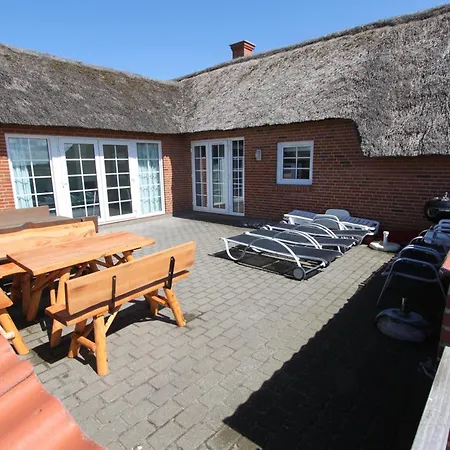 Feriehus Fantastisk Stråtækt Med Pool Sj450