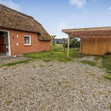 Feriehus Fantastisk Stråtækt Med Pool Sj450