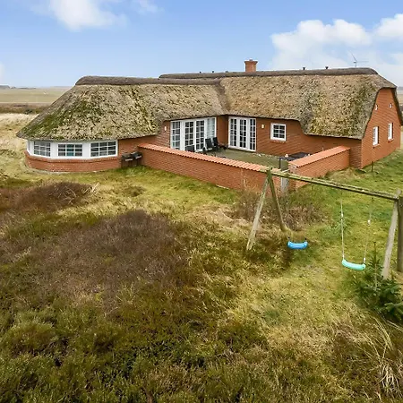 Fantastisk Stråtækt Med Pool Sj450 Feriehus *