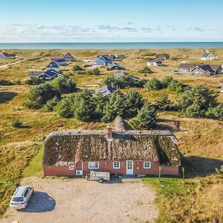 Fantastisk Stråtækt Med Pool Sj450 Harboør