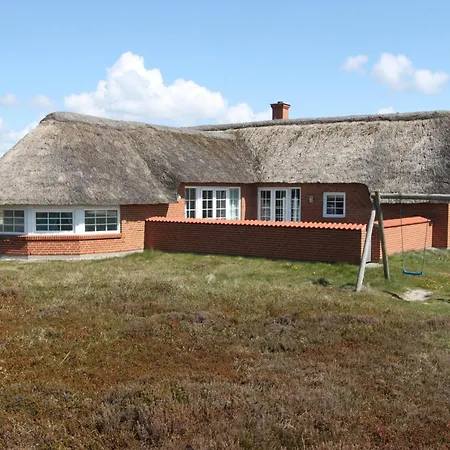 Feriehus Fantastisk Stråtækt Med Pool Sj450